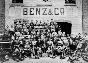 그림 2.Metal & coach workers pose in front of the Benz & Co factory inMannheim, Germany 1897.